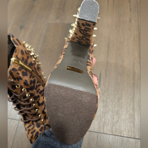 NEW Breckelles Leopard Spiked Platform Booties - Size 9 - Picture 11 of 15